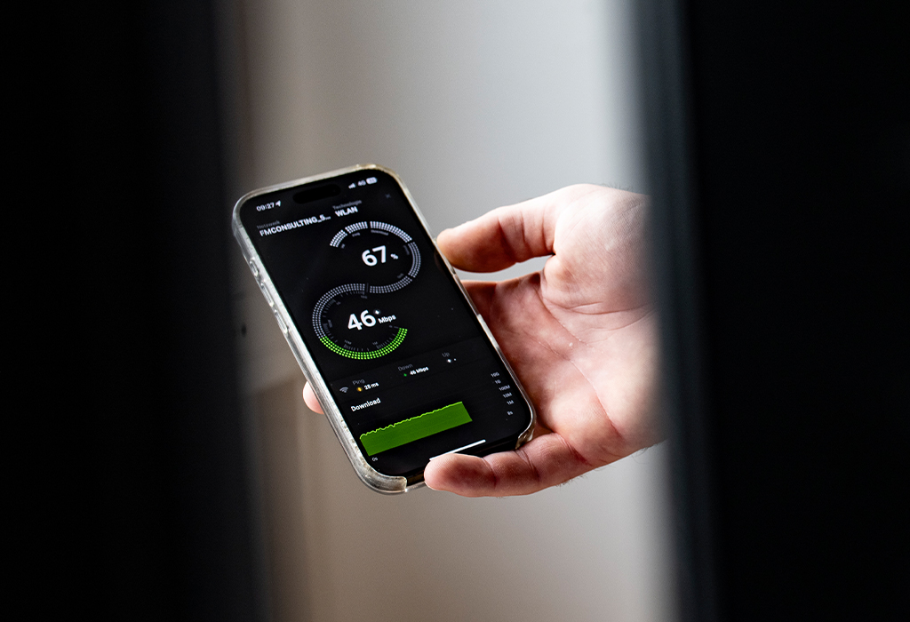Smartphone mit Monitoring-App in der Hand – IT-Beratung Wien von FM Consulting für digitale Lösungen, Monitoring und IT-Sicherheit in Echtzeit.