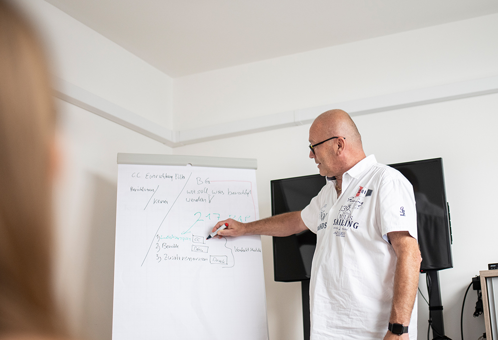 IT-Berater von FM Consulting erklärt technische Konzepte auf einem Whiteboard – IT Beratung Wien mit Fokus auf Strategie, Schulung und individuelle Lösungen.